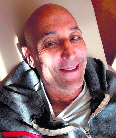 Sam Simon, en una foto que  ha compartido en Twitter. Abajo, sometiéndose a un escáner y rodando una intervención para una gala en defensa de los animales.