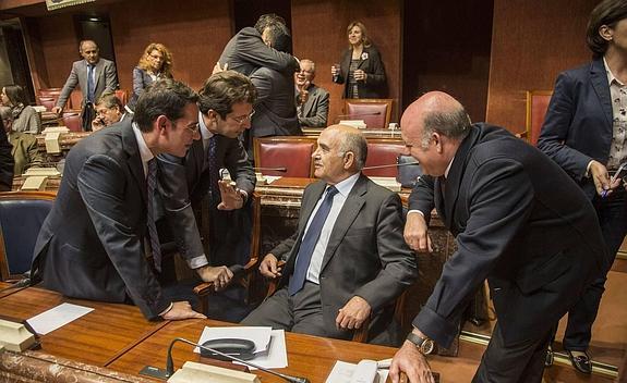 Garre, rodeado por los consejeros José Gabriel Ruiz y Juan Carlos Ruiz y el diputado del PP José Iborra, antes del inicio del Pleno.