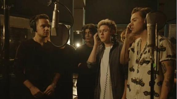 One Direction durante la grabación del single solidario