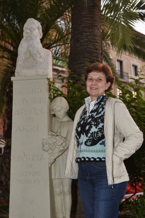 Mª Ángeles Muñoz junto a su escultura favorita, 'El apóstol del árbol', en Santo Domingo. :: n. garcía / agm
