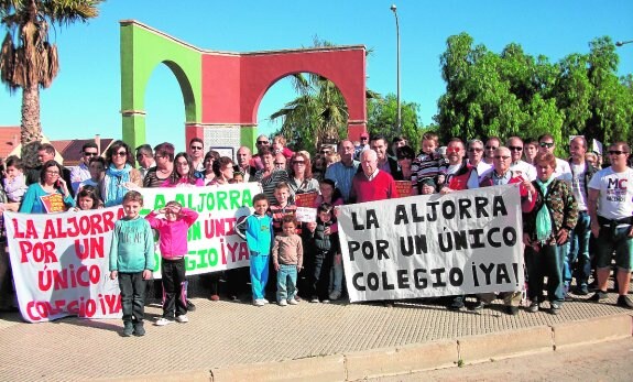 Padres y alumnos de los colegios de La Aljorra, en la concentración del pasado domingo. 