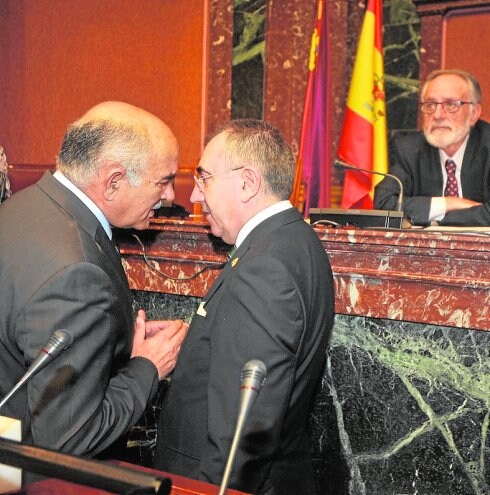 Garre y Campos hablan en la Asamblea observados por Celdrán.