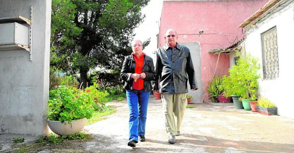Mari Ángeles y Maximino, dos de los afectados, en su casa del Rincón de Los Antoñejos, de la que huyeron por los robos.  