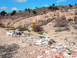 Un vertedero junto  al último reducto  de alcornoques