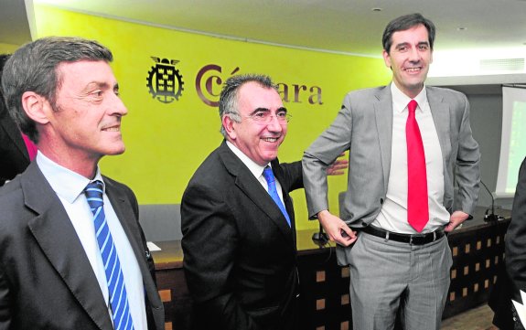 Sánchez-Solís, Campos y Víctor Martín, delegado del Aeromur, en julio en la Cámara de Comercio.