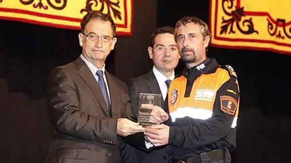 Bascuñana entregando el reconomiento al Cuerpo de Protección Civil del municipio. 