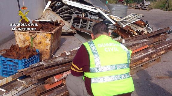 Un agente, con parte del material recuperado.