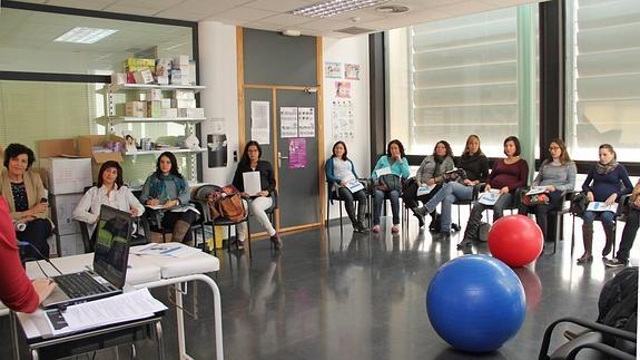 Asistentes durante la charla de educación vial para embarazadas. 