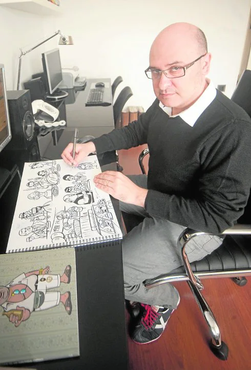 El dibujante Pedro Vera, en su estudio de San Javier.
