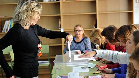 Una docente vota en los comicios.