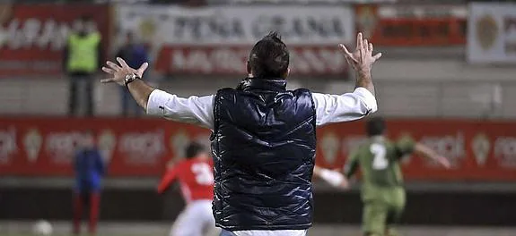Aira, de espaldas, en un partido del Real Murcia en la Nueva Condomina. 