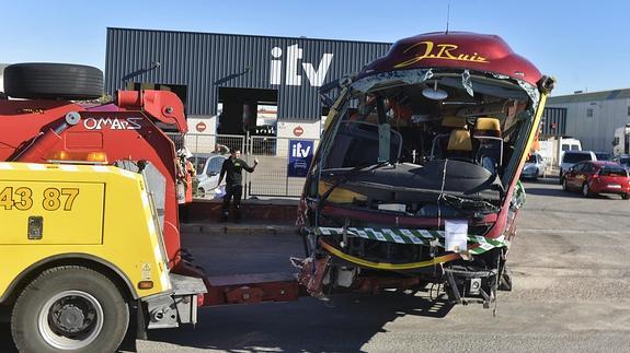 Traslado del autobús accidentado a la ITV de Molina de Segura.