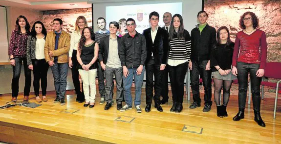 Los estudiantes de Bachillerato premiados, de diferentes institutos de la Región, recibieron sus galardones ayer tarde en el Museo de Bellas Artes de Murcia. 
