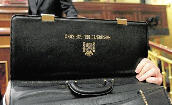 Mariano Rajoy abre su cartera de presidente del Gobierno en una sesión en el Congreso de los Diputados en octubre de 2012. 