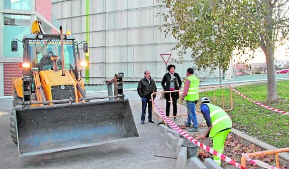 La alcaldesa visitó ayer las obras de mejora vial. AYTO