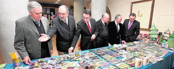 José Saura, de Cáritas Diocesana; Juan Carlos Sánchez, de Assido; el consejero José Gabriel Ruiz; Mariano Manzanares, de Aspapros; Diego González, de Fundown, y el presidente de la patronal Croem, José María Albarracín, ayer, tras la firma del protocolo. 