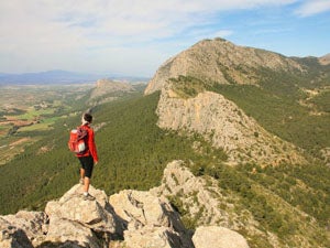 Una montañera, por la cresta del Águilón, en la vertiente norte de Espuña.