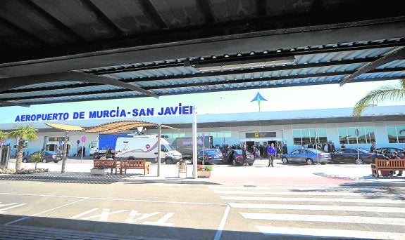 La terminal del aeropuerto de San Javier vista desde la zona de aparcamientos. :: antonio gil / AGM