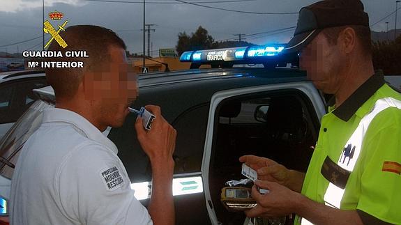 El conductor detenido, mientras realiza el test de detección de drogas. 