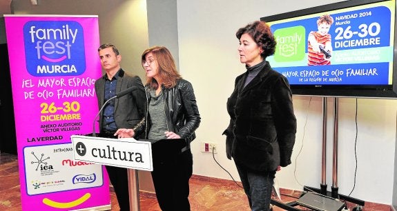 José Manuel Jiménez Romera, director de 'marketing' de 'La Verdad'; Marta López Briones, directora general del ICA, y Vicenta Hellín, directora de Arena, ayer, presentando el 'Family Fest'. :: v. vicéns/agm