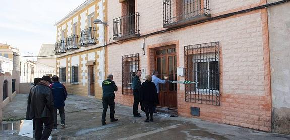 Agentes de la Benemérita, ayer, precintando la casa de la pedanía de La Algaida donde se produjo el incendio. 