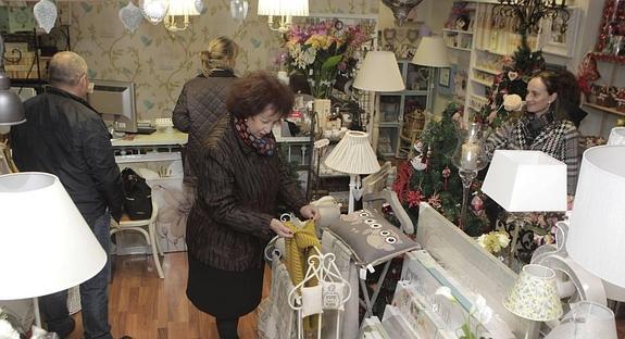 Clientes realizando sus compras en un establecimiento de decoración y regalos del centro de Lorca. 