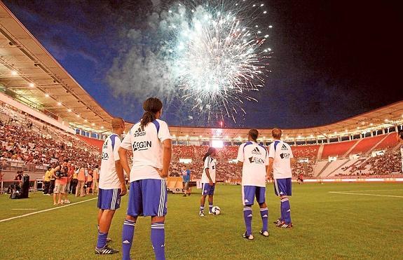 Jugadores del Ajax, uno de los acreedores del Murcia, en la presentación de los granas en la temporada 2008-09. :: martínez bueso