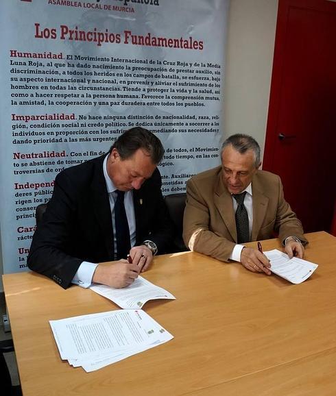 Juan Felipe Cano y Aurelio Luna en la firma del acuerdo para la nave de Emergencias de la Cruz Roja. 