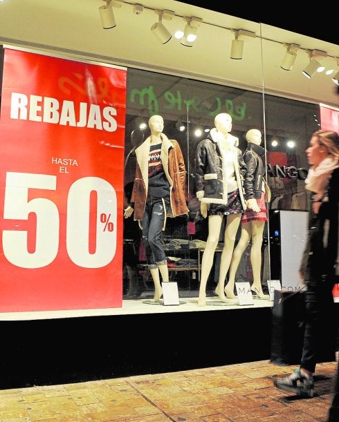 Los escaparates anuncian desde ayer las rebajas.  