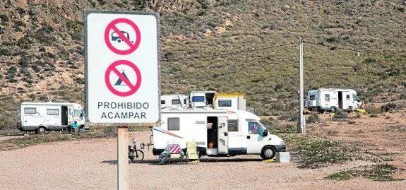 Cientos de caravanas montan campamentos ilegales a lo largo de las