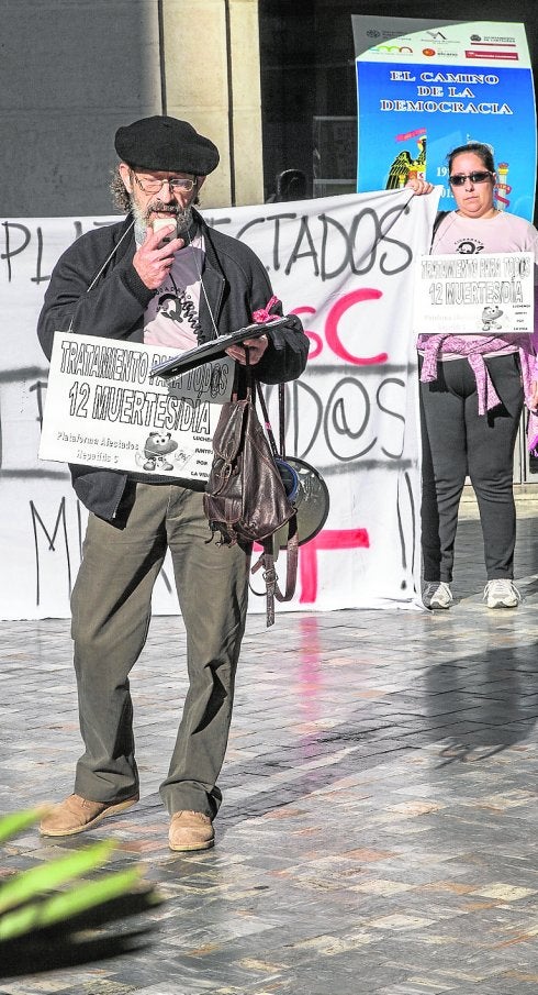 Un representante de la Plataforma de Afectados por la Hepatitis C lee su manifiesto en la Plaza del Icue. 