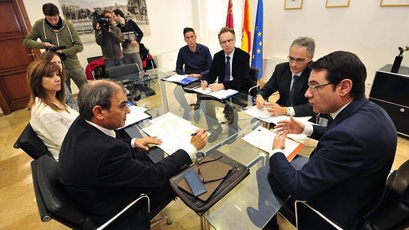 Imagen de la reunión mantenida entre el consejero y los representantes de Cepes y Ucomur.