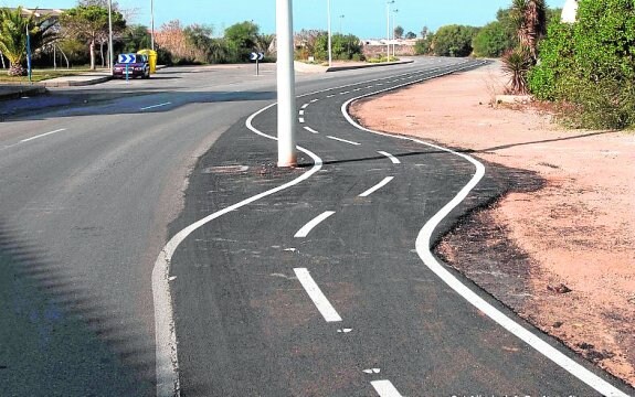 Carril bici recién inaugurado cerca del instituto de La Manga. :: a. c.
