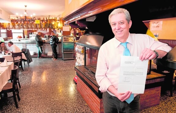 José María Baños, gerente de Venta Alegría, con el documento de adhesión a la nueva propuesta de Samper. 