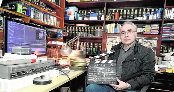 El cineasta Primitivo Pérez posa en su casa de Archena. 