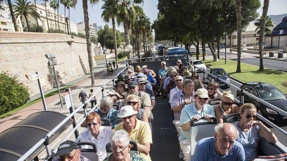 Visitantes en el autobús turístico de Puerto de Culturas