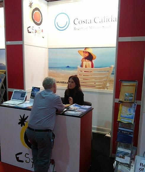 Espacio de la Región de Murcia dentro del stand de Turespaña en la feria ‘Holiday World Show’ de Dublín, en el que se promociona la imagen de Costa Cálida-Región de Murcia. 