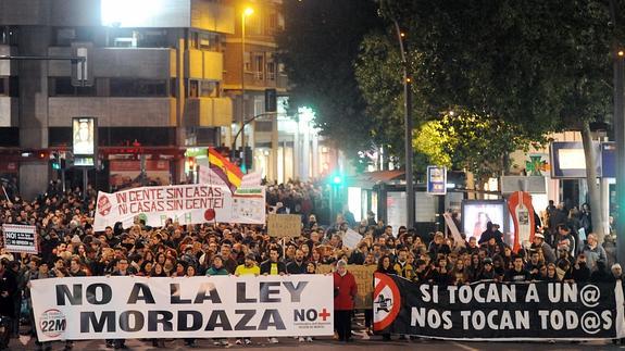 Imagen de la marcha a su paso por la Gran Vía.