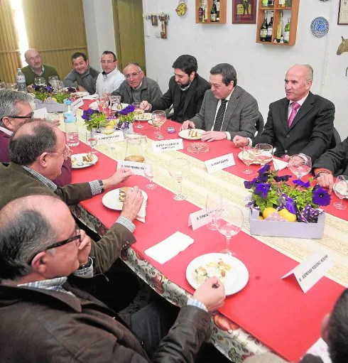Albarracín y Bermúdez, a la derecha, con otros comensales en el transcurso del almuerzo de homenaje.