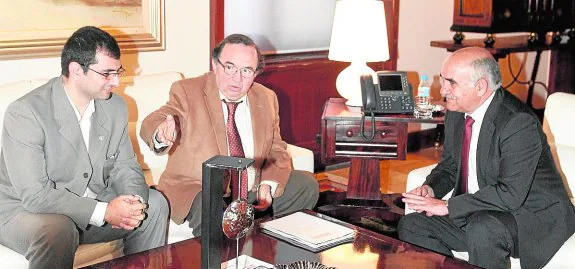 El vicerrector de Estudiantes de la UMU, Miguel Ángel Pérez; el rector José Orihuela y el presidente de la Comunidad, Alberto Garre, ayer, en San Esteban. 