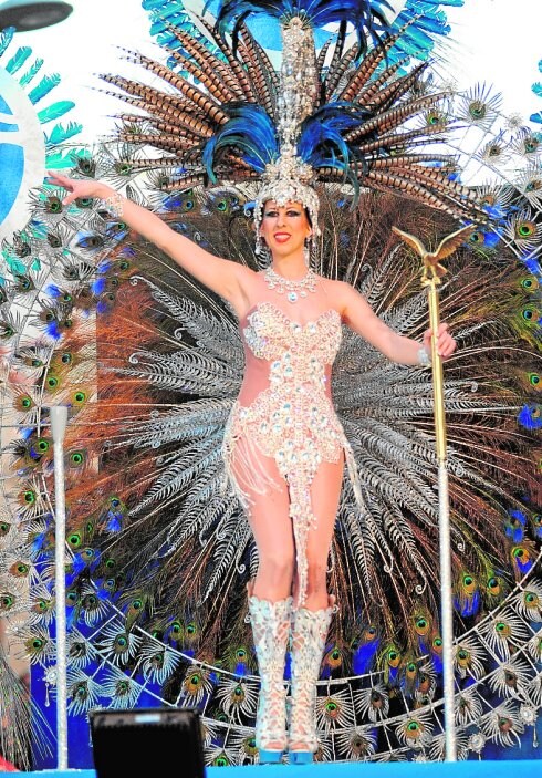 La Musa de la pasada edición del Carnaval de Águilas, Iris Peña, durante el último desfile que recorrió la ciudad. 