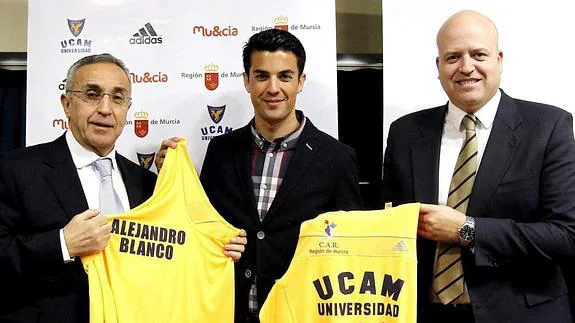 Miguel Ángel López (c), acompañado por el presidente del COE, Alejandro Blanco (i), y el director general de Deportes de UCAM Murcia, Pablo Rosique, durante la presentación de su nuevo club, el UCAM Murcia.