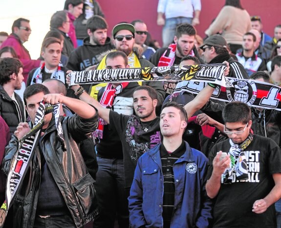 Peñistas del Cartagena animando a su equipo, el pasado domingo en el estadio de La Condomina. 