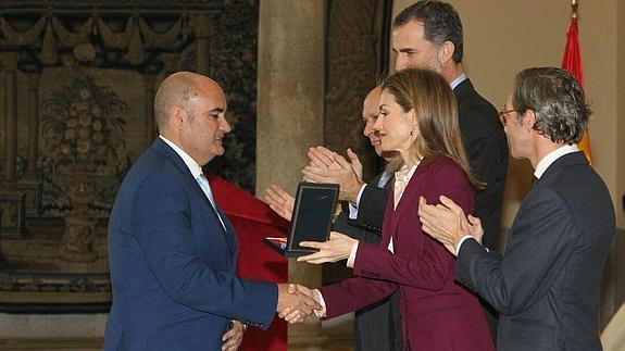 El alcalde de La Unión recibe el premio de manos de los Reyes. 