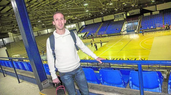 Fran, nuevo jugador del Plásticos Romero, ayer en el Pabellón Central. 