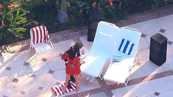 Justin Bieber y Kendall Jenner en la piscina
