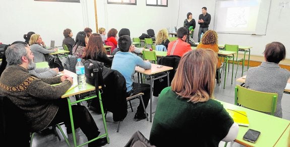 Profesores, en el curso de formador de jueces de paz en Primaria que se impartió el miércoles en el IES Juan Carlos I (Murcia).