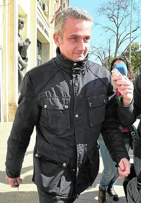 Fulgencio P. J. llegó al Palacio de Justicia en moto y sin abogado.