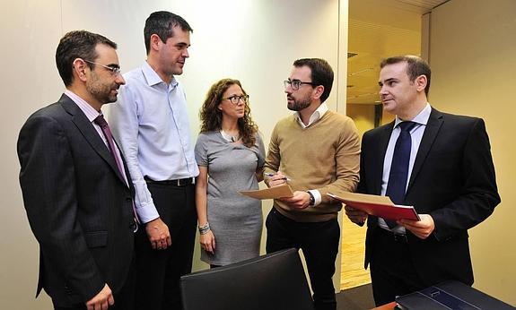 El grupo de los accionistas minoritarios que lidera Pablo Baeza (a la derecha), revisando unos documentos. En la foto de la derecha, Omar Zeidán. 