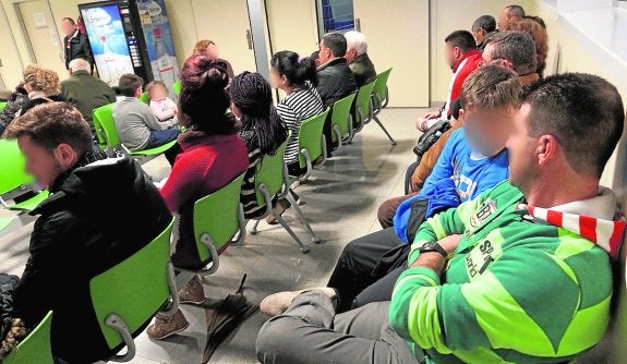 Sala de espera del servicio de Urgencias del Reina Sofía, ayer por la tarde. 